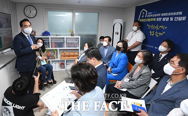 이날 박홍근 원내대표를 비롯한 더불어민주당 민생우선실천단 장애인권리보장팀은 장애인지원주택 간담회를 통해 현장의 목소리를 청취했다. /국회사진취재단