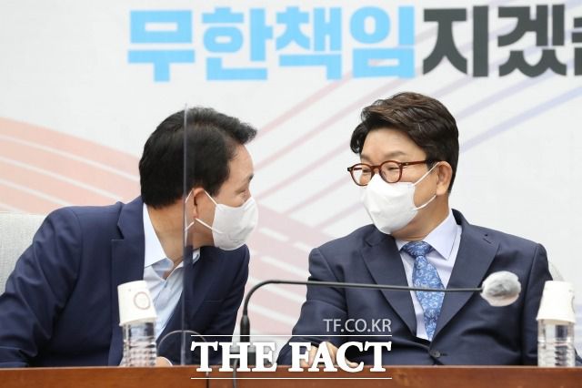 권 원내대표는 김승희 보건복지부 장관 후보자, 박순애 교육부 장관 후보자 등에 대한 야권의 지명 철회 요구에 대해선 "빠른 시간 내에 원 구성 협상이 마무리되고 인사청문회를 통해 국민 눈높이에서 검증하도록 할 것"이라고 답했다. 사진은 권성동 국민의힘 원내대표가 성일종 정책위의장과 지난달 28일 오전 서울 여의도 국회에서 열린 원내대책회의에서 대화하고 있는 모습. /이선화 기자