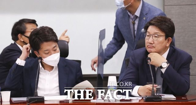 권 원내대표는 최근 이준석 당대표 비서실장직의 사퇴에 '윤심(尹心)이 작용했다'는 해석에 대해 "아는 바 없다"고 선을 그었다. 사진은 이 대표와 권 원내대표가 지난달 20일 오후 서울 여의도 국회 의원회관에서 열린 국회보훈학술 세미나에 참석한 모습. /남윤호 기자