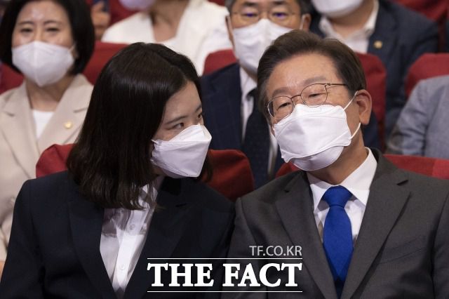 박 전 위원장은 최근 이재명 의원이 젠더 문제를 대하는 태도가 "달라졌다"며 이 의원을 지지했던 대선 때와는 180도 다른 행보를 보이고 있다. /남윤호 기자