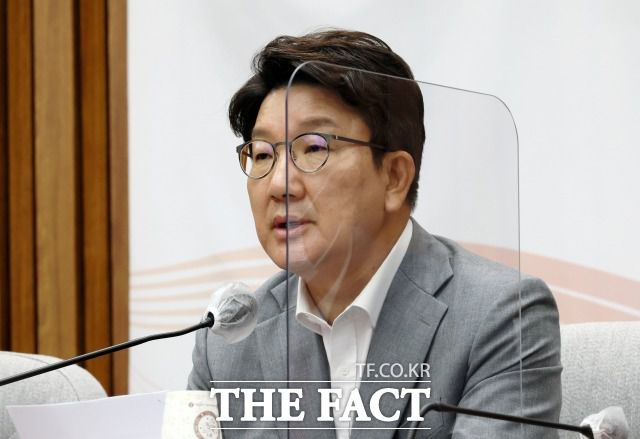 권 원내대표는 이날 오전 국회에서 원내대책 회의 후 기자들과 만나 "윤리위 징계 의결 즉시 효력이 발생해서 당대표 권한은 정지된다"고 말했다. 당규 23조 2항을 근거로 든 것으로 보인다. /남윤호 기자