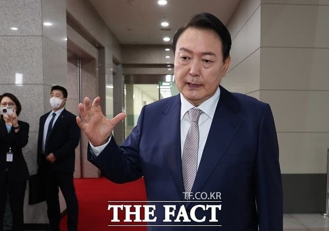 대통령실 관계자는 지난 7일 오전 대통령실 청사 브리핑에서 '국정원에서 전직 국정원장 2명을 고발했는데 대통령실 입장은 무엇이냐'는 질의에 "입장이 따로 있지 않다"며 "저희도 국정원에서 보도자료를 낸 것을 보고 내용을 인지했다"고 답했다. /뉴시스