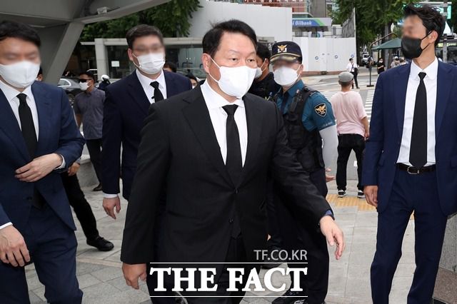 최태원 SK그룹 회장 겸 대한상공회의소 회장이 아베 신조 전 일본 총리 분향소 조문을 위해 이동하고 있다. /뉴시스