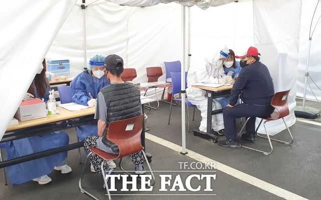 정읍시 관계자는 “코로나19 유행 대비 가장 효과적이고 중요한 대응 수단은 예방접종”이라며 “50세 이상 연령층과 성인 기저질환자는 중증 · 사망 위험을 낮출 수 있도록 접종에 적극적으로 동참해달라”고 당부했다. / 정읍시 제공