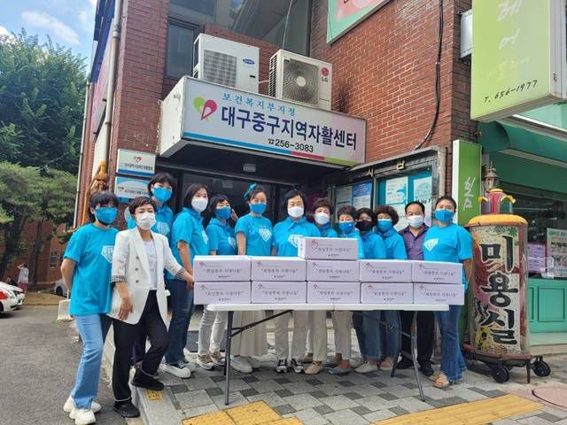 이날 사랑의 빵나눔 봉사활동에는 배정희 위시카페 운영자를 비롯한 8명의 팬과 적십자 봉사원 8명이 참여했다. /영웅시대 제공