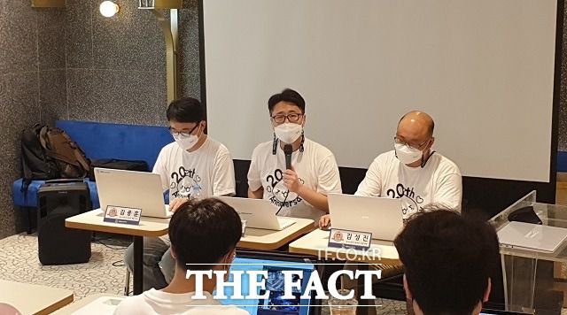 지난달 31일 오후 서울 강남구 논현동 에스제이쿤스트할레에서 라그나로크 온라인 20주년 기념행사 '스무 살의 라그나로크 페스티벌'이 열린 가운데 전민우(가운데) 그라비티 개발 총괄 PD가 질의에 답하고 있다. /논현동=최승진 기자