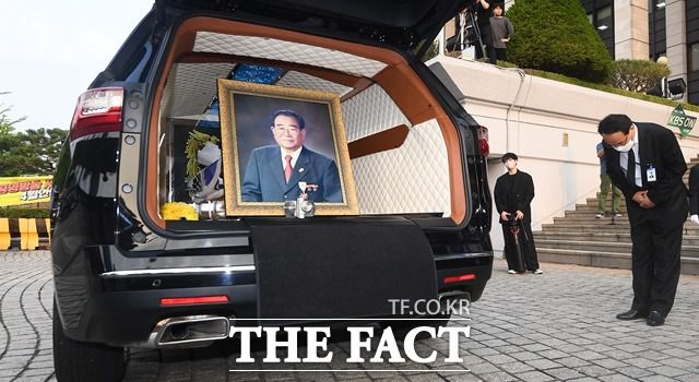 지난 6월10일 고 송해의 발인식 직후 노제가 서울 여의도 KBS본관 앞에서 진행된 가운데 신재동 '전국노래자랑 악단장'이 장지로 떠나기 앞서 고인을 향해 예를 갖추고 있다. /이동률 기자