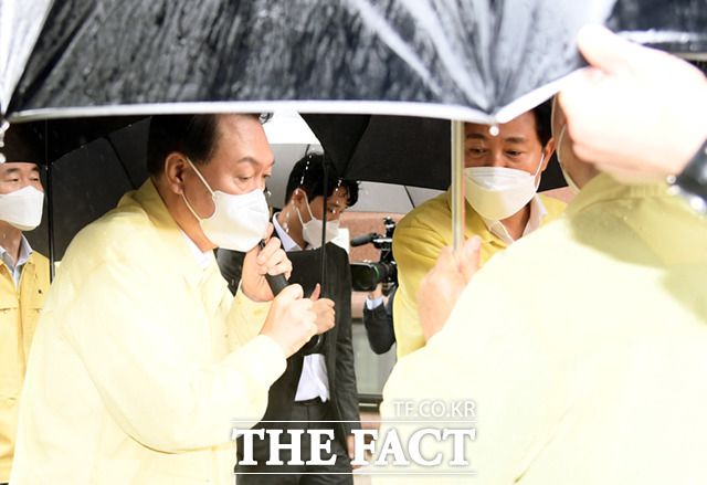 윤석열 대통령이 오세훈 서울시장(오른쪽)의 안내를 받으며 현장을 살피고 있다.