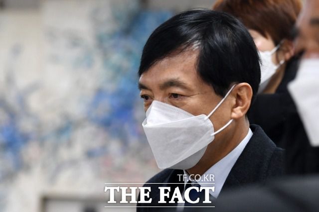 이성윤 법무연수원 연구위원이 1월 서울중앙지법에서 열린 공판에 출석하기 위해 법정으로 이동하고 있다. /남용희 기자