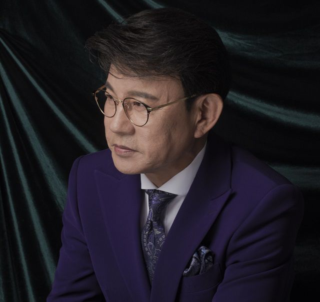 설운도는 트로트에 쌈바와 트위스트 리듬을 접목한 '쌈바의 여인'(95년), '상하이 트위스트'(97년)를 잇달아 발표한 뒤 신선하다는 평가를 들으면서 '설운도 스타일'의 노래로 동반 인기를 누렸다. /쇼당이엔티 제공