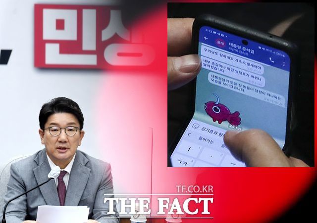 권성동 국민의힘 원내대표가 7월 26일 국회 본회의장에서 윤석열 대통령과 메시지를 주고받는 모습이 포착됐다. 윤 대통령이 "내부 총질이나 하던 당 대표가 바뀌니 달라졌습니다"라고 권 원내대표에게 보낸 텔레그램 메시지가 공개된 이후 국민의힘은 비상대책위원회 체제로의 전환에 속도를 냈다. /남윤호 기자