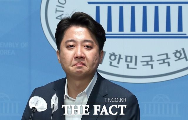 이준석 국민의힘 대표가 13일 오후 서울 여의도 국회 소통관에서 기자회견을 열고 발언 도중 눈시울을 붉히고 있다. /뉴시스