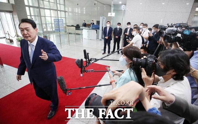 윤석열 대통령은 7월 5일 출근길 문답에서 당시 박순애 사회부총리 겸 교육부 장관, 김승희 보건복지부 장관 후보자, 송옥렬 공정거래위원장 후보자에 대한 인사를 두고 '인사 실패라는 지적이 나온다'는 질문에 "전 정권에 지명된 장관 중에 이렇게 훌륭한 사람 봤어요? 다른 정권 때하고 한 번 비교를 해보세요. 사람들의 자질이나 이런 것을"이라고 말했다. 결과적로 해당 인사들은 모두 낙마했다. /뉴시스