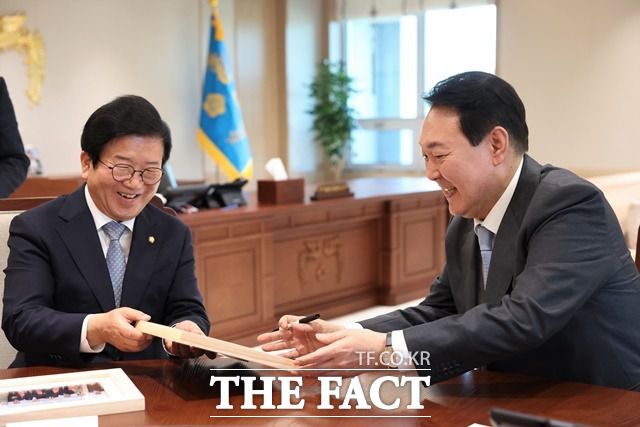 윤석열 대통령은 지난 5월 24일 당시 박병석 국회의장을 접견한 자리에서 도어스테핑과 관련해 '예상 밖의 질문이 나오면 어떻게 하느냐'는 박 의장 질문에 "그냥 지나간다"고 답했다. 이날 서울 용산 대통령실 청사에서 만나 대화를 나누는 윤 대통령과 박 의장. /대통령실 제공