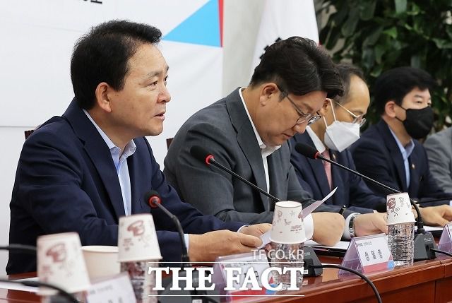 성일종 정책위의장은 회의 직후 브리핑을 통해 당정이 내년도 예산안에 구직 청년에 300만원 도약준비금을 지급하고, 저소득층 에너지바우처를 50% 인상하는 내용 등을 반영하기로 했다고 밝혔다. /국회사진취재단