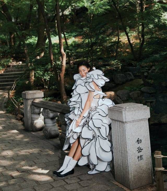 탁 전 비서관이 보그 청와대 화보를 두고 '국가의 품격을 떨어뜨린다'고 평가한 데 대해선 부적절하다는 비판도 나온다. /보그코리아