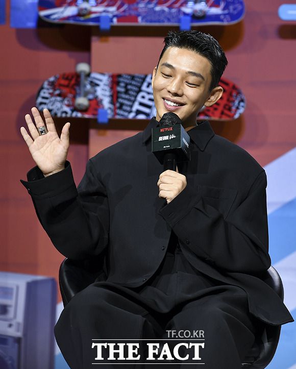 배우 유아인이 23일 오전 서울 강남구 그랜드 인터컨티넨탈에서 열린 넷플릭스 영화 '서울대작전' 제작발표회에 참석해 취재진의 질문을 받고 있다. /윤웅 기자