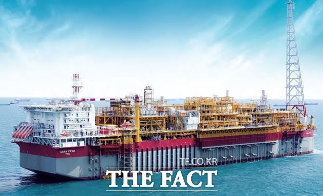 현대중공업이 건조한 초대형 해상플랜트인 부유식해상원유저장생산설비(FPSO) '우산'의 모습./현대중공업