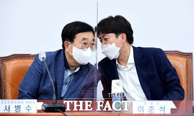 서병수 국민의힘 의원이 31일 전국위원회 의장직에서 사퇴한 이후 이준석 전 대표는 페이스북에 "부당함에 대해 할 말을 하고 명확한 의사 표현을 해주신 서 의장께 너무 큰 부담이 지워진 것 같아 항상 죄송하고 또 마음이 아팠다"고 썼다. /이선화 기자