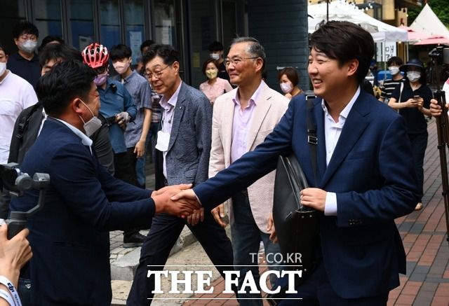 이준석 전 대표가 김광석 거리를 걸으며 지지자와 악수하고 있다. /대구=남윤호 기자