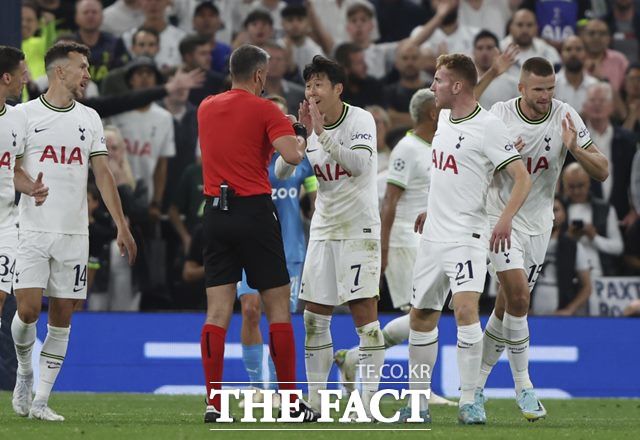후반 마르세유 수비수의 퇴장을 끌어낸 손흥민이 주심 판정에 항의하다 옐로카드를 받고 있다./런던=AP.뉴시스