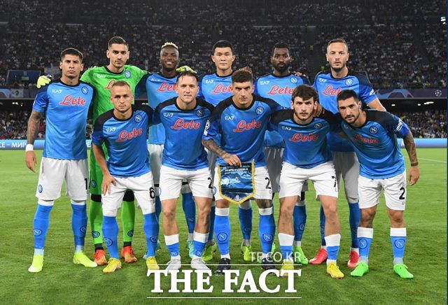 리버풀과 UCL 데뷔전에 나선 나폴리의 김민재(뒷줄 가운데)./나폴리 홈페이지