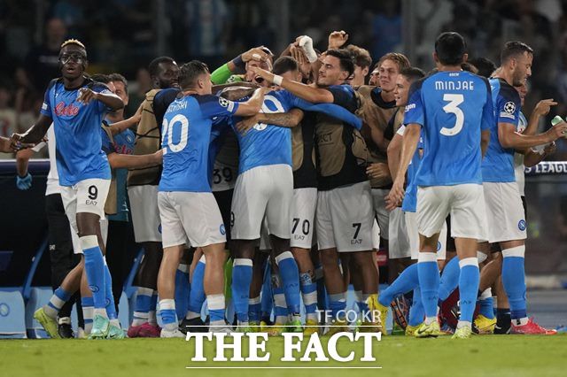 나폴리 수비수 김민재(오른쪽)가 8일 UCL 데뷔전에서 리버풀 공격수 살라를 꽁꽁 묶으며 4-1 대승에 기여했다./나폴리=AP.뉴시스