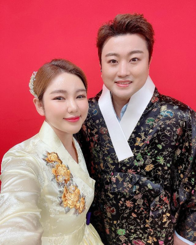 트로트가수 송가인과 김호중이 특집 프로그램 등을 통해 안방극장을 트로트로 물들일 예정이다. /송가인 SNS