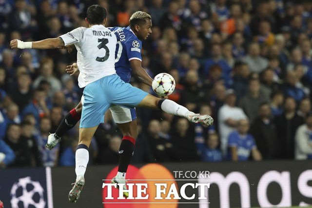 제공권에서는 타의 추종을 불허하는 김민재(앞)의 레인저스전 공중볼 경합 장면./글래스고=AP.뉴시스