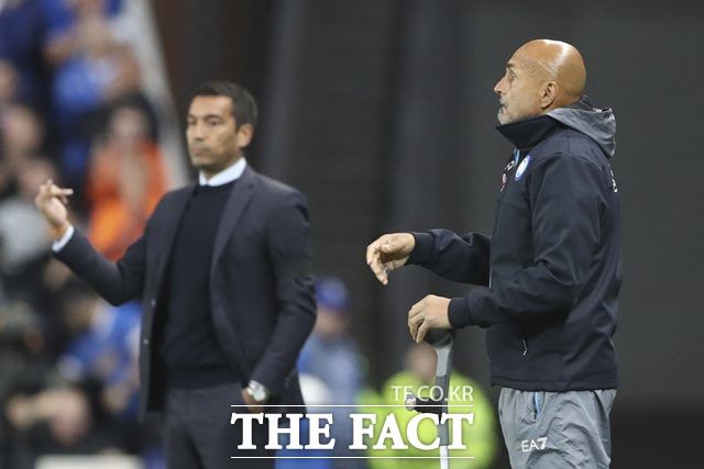 레인저스전 3-0 승리를 끌어내며 UCL A조 1위로 나선 나폴리의 스팔레티 감독(오른쪽)./글래스고=AP.뉴시스