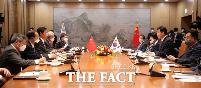 김진표 국회의장(오른쪽)이 16일 서울 여의도 국회에서 리잔수 중국 전국인민대표대회 상무위원장과 회담을 하고 있다. /이새롬 기자