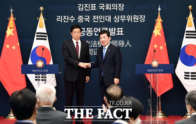 리잔수 중국 전국인민대표대회(전인대) 상무위원장(왼쪽)과 김진표 국회의장이 16일 오후 서울 여의도 국회에서 회담을 마친 후 공동 언론 발표를 하며 악수하고 있다. /이새롬 기자