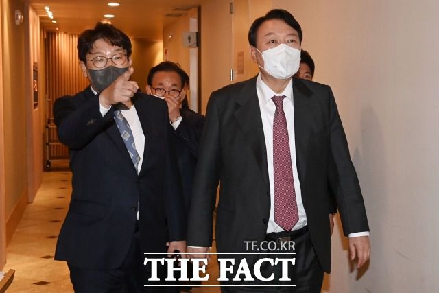 윤 대통령과 권 원내대표는 '죽마고우' 사이로 알려졌다. 윤심을 등에 업은 권 원내대표는 압도적 표차이를 보이며 지난 4월 원내대표에 선출됐다. 지지자들의 신임을 받으며 화려할 것으로 예상됐던 향후 행보와 달리, 권 원내대표는 각종 논란에 휩싸이며 가시밭길을 걸었다. /남윤호 기자