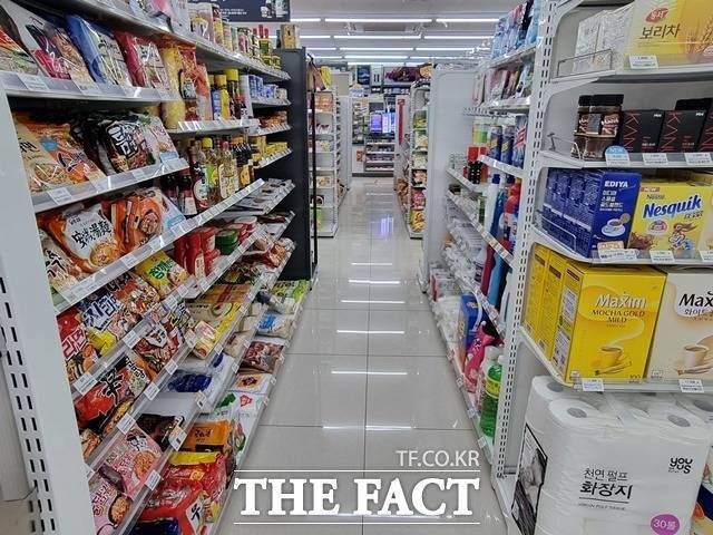 편의점 업계가 일회용품 사용 규제 강화 대상에 포함되면서 대비책 마련에 속도를 내고 있다. 사진은 기사와 무관. /이선영 기자