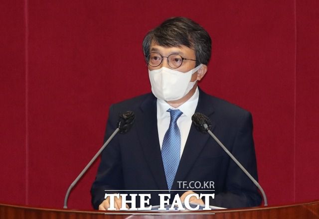 신문기자 출신으로 민주당 대변인직을 맡은 김의겸 의원은 지난 17일 한 유튜브 채널에 출연해 같은 당 이재정 의원에게서 전해 들었다며 한동훈 법무부 장관의 '악수 연출설'을 제기했다. /남윤호 기자