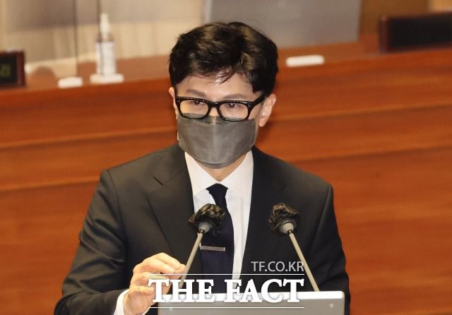 한 장관은 지난 19일 대정부질문에서 김 의원의 주장과 관련해 "김 의원은 이미 가짜뉴스에 대한 '징벌적 손해배상제'를 앞장서서 미는 분으로 알고 있다"며 "그런 분이 악의적 허위 사실을, 가짜뉴스를 작심하고 방송에서 반복적으로 유포하는 행위에 대해 유감스럽게 생각한다"고 밝혔다. /이새롬 기자