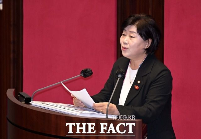 서 의원은 21일 군 예산 삭감 관련 자신의 발언이 "착오였다"면서도 "전투화, 축구화, 내복, 팬티까지 다 단가가 낮아졌다는 것인데 이것을 만들던 회사는 어떻게 되는지 한 번 더 묻지 않을 수 없다"고 덧붙였다. /이새롬 기자