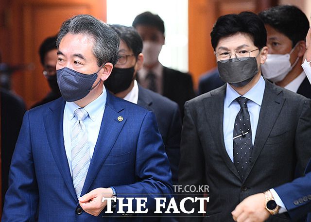 회의 참석하는 윤희근 경찰청장과 한동훈 법무부 장관.