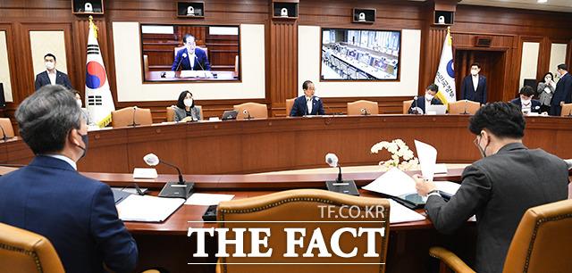 한 총리 모두발언 경청하는 한동훈 법무부 장관과 윤희근 경찰청장.