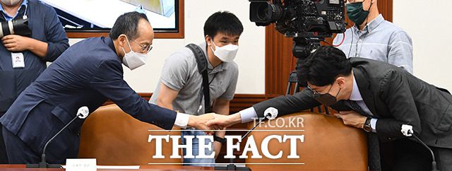 한동훈 법무부 장관과 인사 나누는 추경호 경제부총리 겸 기획재정부 장관.
