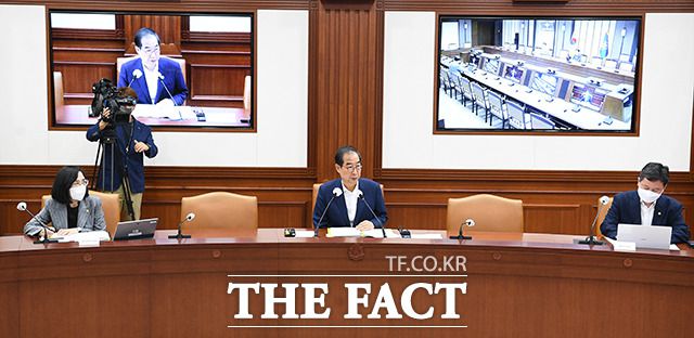 회의 주재하는 한덕수 총리.