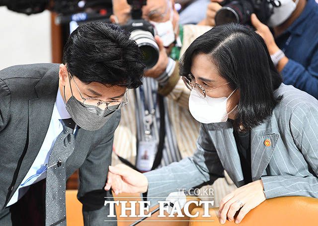 한동훈 법무부 장관(왼쪽)과 김현숙 여성가족부 장관이 회의에 앞서 대화를 나누고 있다.