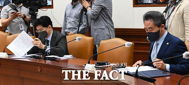 회의 참석해 자료 검토하는 한동훈 법무부 장관과 윤희근 경찰청장.