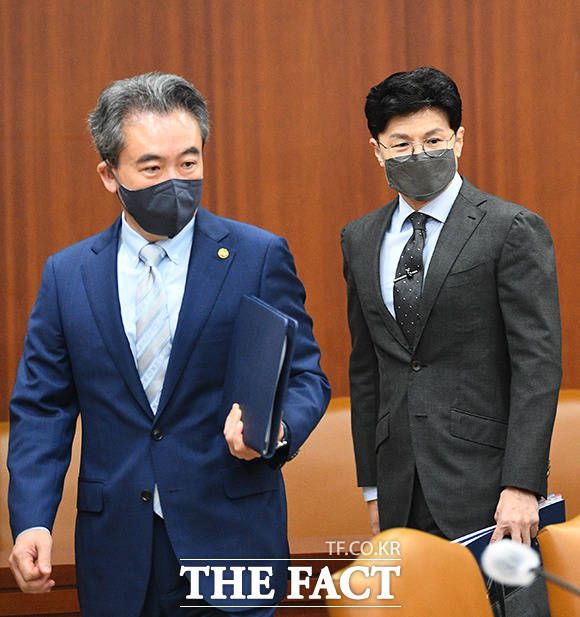 윤희근 경찰청장(왼쪽)과 한동훈 법무부 장관이 23일 오전 서울 종로구 정부서울청사에서 열린 국정현안관계장관회의에 참석하고 있다.