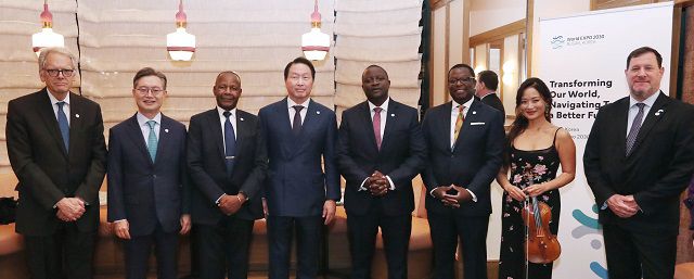 최태원 대한상의 회장과 각국 UN대사들이 기념촬영을 하고 있다. 제프리 델로렌티스 주UN 미국 차석대사, 황준국 주UN 한국대표부 대사, 제레미아스 파비아노 시토에 주UN 모잠비크 차석대사, 최태원 대한상의 회장, 스탠리 카쿠보 잠비아 외교협력부 장관, 촐라 밀람보 주UN 잠비아 대사, 김지윤 바이올리니스트, 브렛 밀러 주UN 이스라엘 차석대사(왼쪽부터) /대한상의 제공