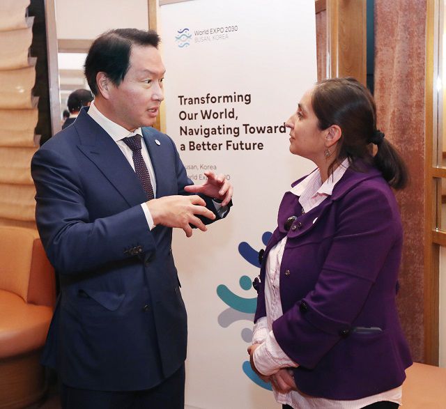 최태원 대한상의 회장(왼쪽)이 실비아 멘도자 주UN 멕시코 차석대사와 환담을 하고 있다. /대한상의 제공