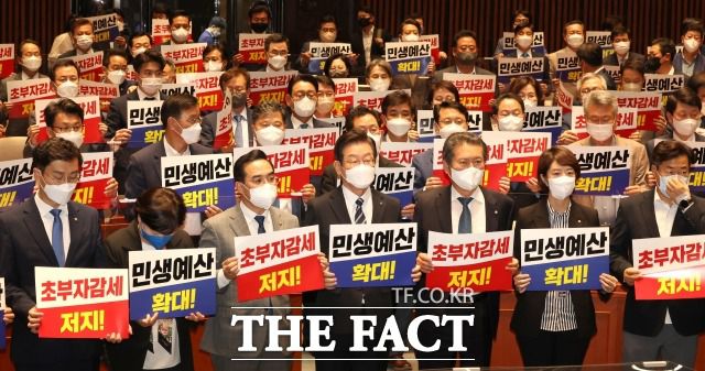 이 대표의 한 달 행보를 두고 한 재선 의원은 '이 대표가 측근 정치만으로는 중앙 정치인으로 성공할 수 없을 것'이라고 쓴소리를 남겼다. /이새롬 기자