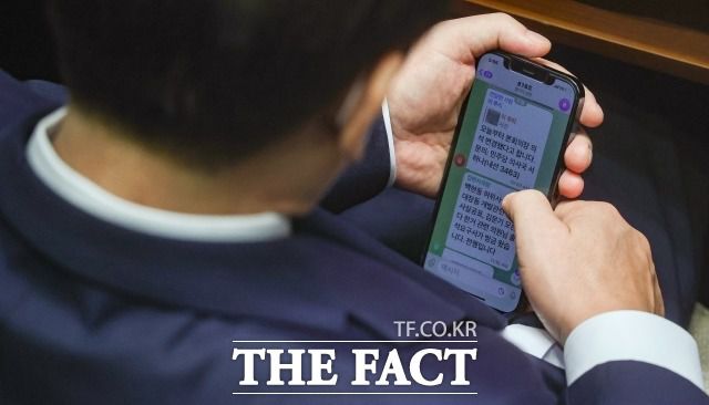 이 대표가 검찰으로부터 소환 통보를 받은 지난 1일, 보좌진으로부터 온 '전쟁입니다' 문자를 이 대표가 확인하는 모습이 촬영 카메라에 포착돼 화제가 됐다. /이새롬 기자