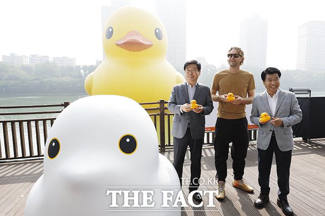 18m 높이의 대형 노란오리 러버덕이 8년 만에 롯데월드타워 인근 석촌호수 동호에 전시된다. 이번에는 세계 최초로 러버덕 친구인 레인보우덕, 해골덕, 드라큘라덕, 고스트덕 등 핼러윈 콘셉트의 러버덕도 롯데월드몰 및 타워에 함께 공개된다. /박헌우 인턴기자