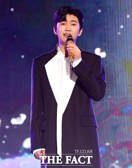 더팩트가 주최하고 팬앤스타(FAN N STAR)가 주관하는 '2021 TMA'가 2일 오후 인천 중구 파라다이스시티 호텔 플라자에서 열려 가수 임영웅이 화려한 무대를 펼치고 있다./ 더팩트 DB